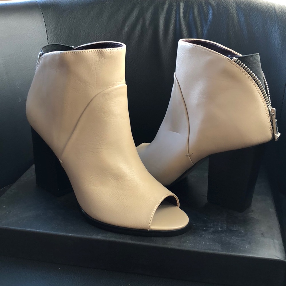 BNWT✨ Report Nude Peep Toe Booties